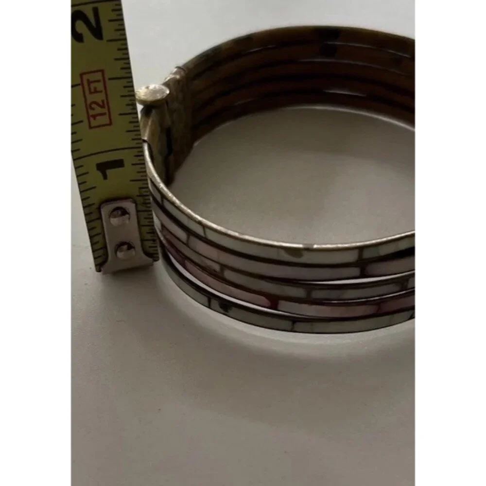 Vintage Women’s 70s Mother of Pearl Inlay Dainty Brass Bangle Bracelet Sz 8”